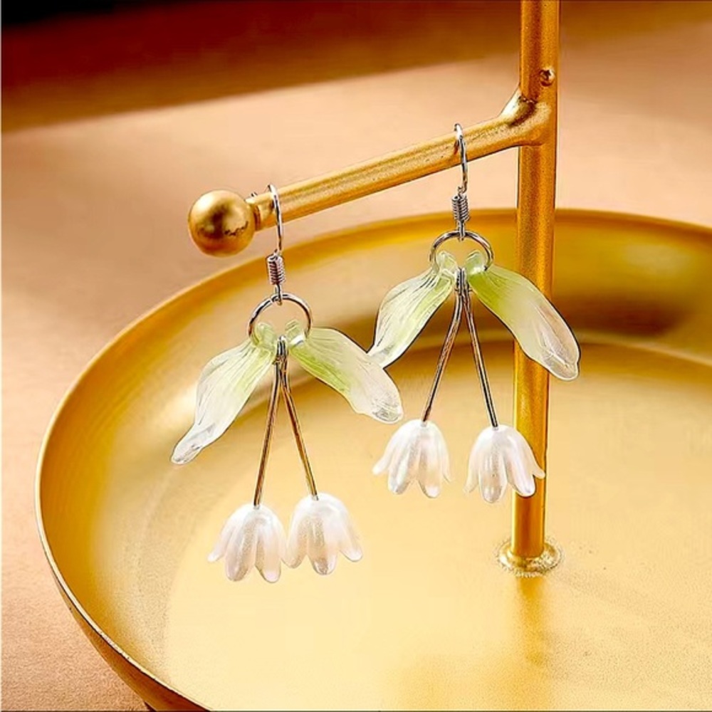 NWT Tulip 🌷 white Flowers drop earrings